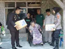 Hari Sumpah Pemuda, Kapolres Lamsel Berikan Bantuan Satu Unit Kursi Roda Ke Ibu Kurniati