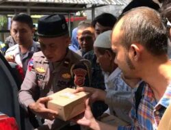 Polres Sukabumi Kota Laksanakan Kegiatan Rutin, Berbagi Kepada Jema’ah Sehabis Sholat Jum’at