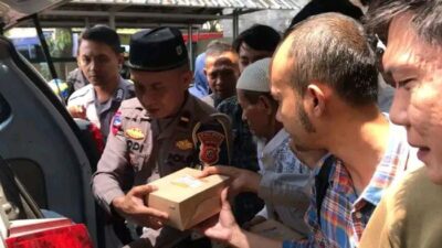 Polres Sukabumi Kota Laksanakan Kegiatan Rutin, Berbagi Kepada Jema’ah Sehabis Sholat Jum’at