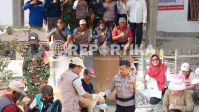 Bulan Bakti Rabies, KUPT Puskeswan Palas Lamsel Berikan Vaksin Untuk Hewan