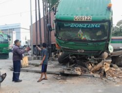 Diduga Supir Mengantuk Dan Menabrak Pager Pembatas Proyek Spam Air Di Bekasi