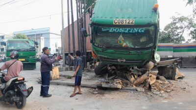 Diduga Supir Mengantuk Dan Menabrak Pager Pembatas Proyek Spam Air Di Bekasi