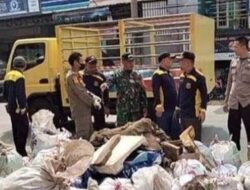 Forkopimcam Sukalarang Bersama Pemdes Cimangkok dan Warga Membersihkan Sampah di Sepanjang Jalan Nasional