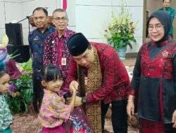 Pj Bupati Merangin dan Bunda PAUD Ajak Anak-anak Makan Ikan