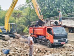 Cegah Banjir Saat Musim Hujan, Petugas Angkat Ratusan Ton Sampah di Kali Jambe