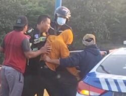 Aksi Heroik Polisi Selamatkan Seorang Laki – laki Hendak Bunuh Diri di Jembatan Semampir Kota Kediri