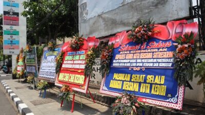 Polres Kediri Kota Dibanjiri Karangan Bunga Apresiasi dari Elemen Masyarakat Atas Keberhasilan Ungkap Kasus