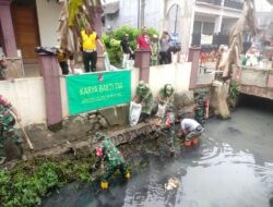 Antisipasi Terjadi Banjir, Koramil 03/Teluk Pucung Laksanakan Karya Bakti Bersama Tiga Pilar dan Masyarakat Bersihkan Kali