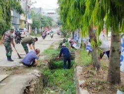 Antisipasi Banjir dan DBD, Koramil 04/Jatiasih Bersama Warga Laksanakan Karya Bakti Pembersihan Saluran Air