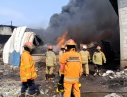 Gudang Limbah Plastik Dan Kayu Palet di Kalibaru Bekasi Dilalap Sijago Merah