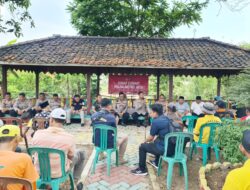 Jumat Curhat, Kapolres Metro Bekasi Berdiskusi Dengan Warga Desa Cipayung