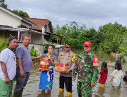 Banjir di Talang Bulang, Kapolsek Talang Ubi Berikan Bantuan