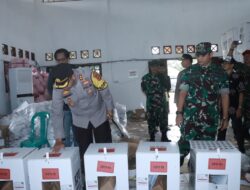 Kapolres Bersama Dandim Lampung Selatan Cek Proses Packing Surat Suara di Gudang Logistik KPU