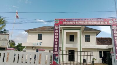 Kibarkan Bendera Lusuh dan Robek, Desa Sukamakmur Jadi Sorotan