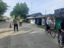 Polisi di Kediri Rutin Gatur Lantas Bantu  Anak- Anak Dan Masyarakat Berkendara Dengan Aman