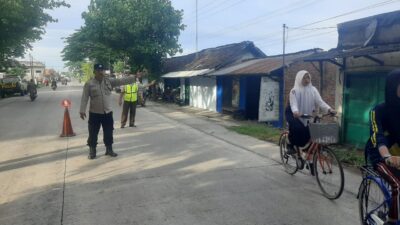 Polisi di Kediri Rutin Gatur Lantas Bantu  Anak- Anak Dan Masyarakat Berkendara Dengan Aman