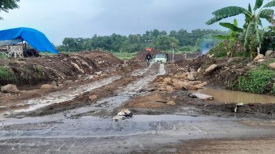 Galian C di Desa Bleberan Jatirejo Resahkan Warga, Kades : Jalan Jadi Rusak Aktivitas Warga Terganggu