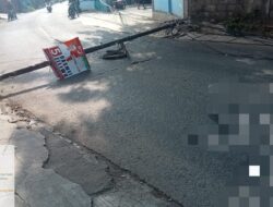 Tiang Kabel Optik Roboh Diduga Milik PT Moratelindo Membentang Jalan