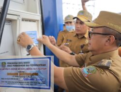 Pemkot Bekasi Menempelkan Stiker Tera Ulang di SPBU Sebagai Daerah Tertib Ukur