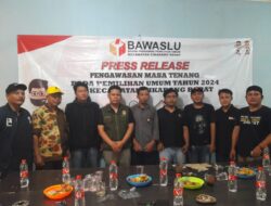 Masuk Masa Tenang, Panwascam dan Trantib Cikarang Barat Bersihkan Ribuan APK dan Atribut Parpol