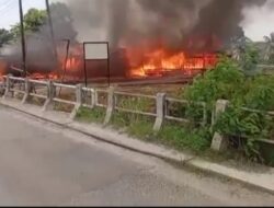 Akibat Korsleting Listrik, Warung Makan di Sragi Habis Dilalap Si Jago Merah