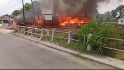 Akibat Korsleting Listrik, Warung Makan di Sragi Habis Dilalap Si Jago Merah