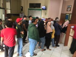 Kurang Persiapan, Pembagian Honor KPPS di Kelurahan Harapan Jaya Membludak