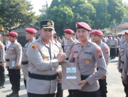 Upacara Hari Kesadaran Nasional, Kapolres Kediri Beri Penghargaan Anggota Berprestasi