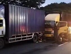 Mobil Box Bermuatan Kotak Suara Di Kedungwaringin Bekasi Terlibat Kecelakaan Beruntun