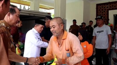 Pj Bupati Dampingi Gubernur Serahkan Bantuan Pensiunan Petugas Kebersihan