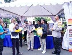 Polres Metro Bekasi Bagikan 350 Paket Sembako Gratis ke Masyarakat