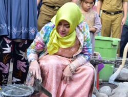 Hj.Ratna Machmud Melakukan Peletakkan Batu Pertama Pembangunan Rumah Program Baznas