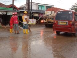 PT Adhi Acset KSO Laksanakan Kegiatan Pembersihan Jalan Raya Selang Baru