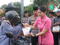 Ramadhan Berkah, Polres Kediri Kota dan Bhayangkari Berbagi Takjil Jelang Berbuka Puasa