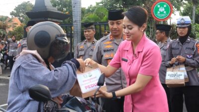 Ramadhan Berkah, Polres Kediri Kota dan Bhayangkari Berbagi Takjil Jelang Berbuka Puasa