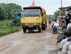 Warga dan Pengendara Keluhkan Akses Jalan Perumahan Griya Hasanah Licin Akibat Aktivitas Urugan Tanah 