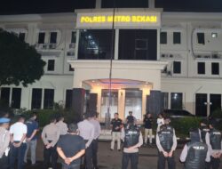 Kasi Humas Polres Metro Bekasi Bagikan Makan Sahur dan Pimpin Patroli Demi Cegah Kejahatan