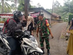 Koramil 0421-03/ Penengahan Berbagi Takjil Ke Pengguna Jalan