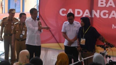 Kunjungan Ke Merangin, Presiden Sempat Hadiahi Sepeda ke Penerima Bantuan Beras