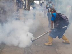 Sinergitas TNI-POLRI Dampingi Giat Fogging Serentak di Desa Sumbertanggul