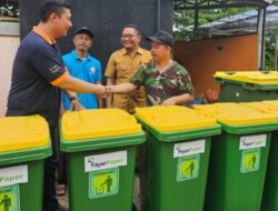 FajarPaper Serahkan 190 Unit Tempat Sampah ke 10 Desa di Kab. Bekasi, Dukung Program Kampung Iklim