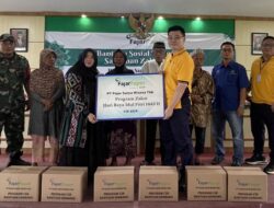 FajarPaper Berbagi Berkah Idul Fitri dengan Memberikan Zakat kepada Anak Yatim Piatu dan Warga Desa Kalijaya