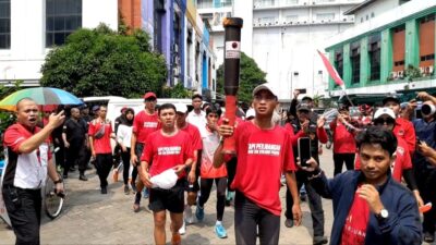 Pelari Yang Membawa Obor Api Abadi Dari Marapen Tiba di DPC PDIP Kota Bekasi