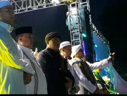 Tasyakuran Milad Almunawwir, Dua Bacalon Walikota Bekasi Tampak Mesra