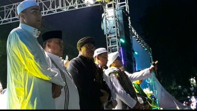 Tasyakuran Milad Almunawwir, Dua Bacalon Walikota Bekasi Tampak Mesra