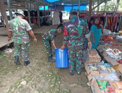 Babinsa Koramil 1311-02/Bungku, Bantu Kegiatan Bersih-bersih Pasar Tradisional