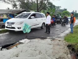 Pengguna Jalan Roda Empat Keluhkan Jebolnya Jembatan Penghubung Kecamatan Palas/Sragi Tidak Bisa Dilalui