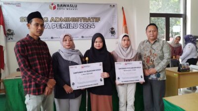 Bawaslu Kota Bekasi Memberi Santunan Dalam Kecelakaan Kerja Dalam Bertugas