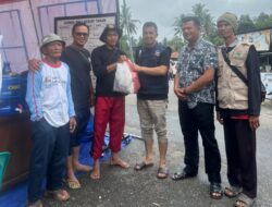 Pasca Banjir Melanda, Tim Wabup RKN Bagikan Bantuan di Tiga Kecamatan