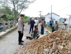 Gotong Royong, Forkompimcam Sragi dan Warga Perbaiki Jembatan Amblas